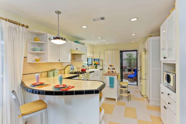 sunny yellow retro kitchen and blue accent details to blend past and current trends