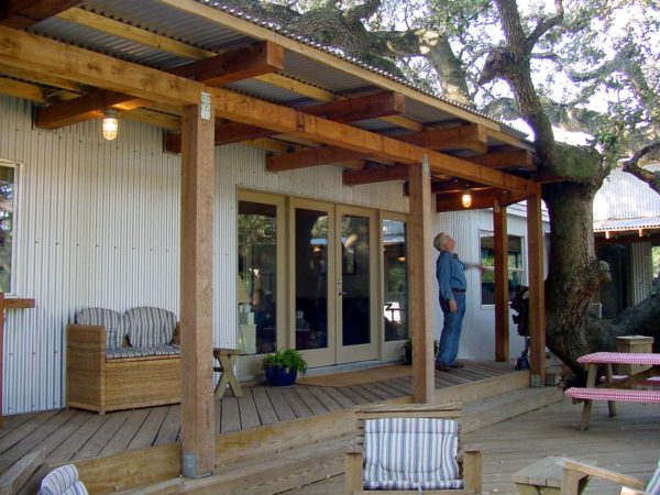 integrate your metal pergola roof with oak tree to make the most of the natural landscape