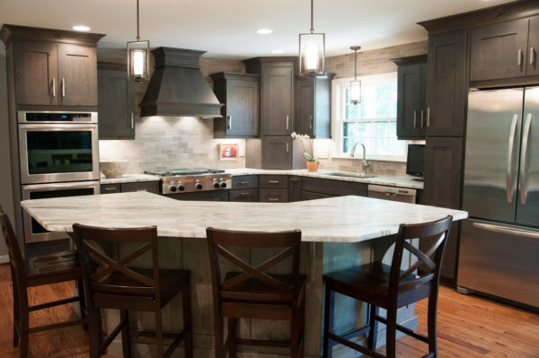 pair dark grey-stained cabinets and light grey backsplash in the kitchen to evoke a comfortable modern ambiance