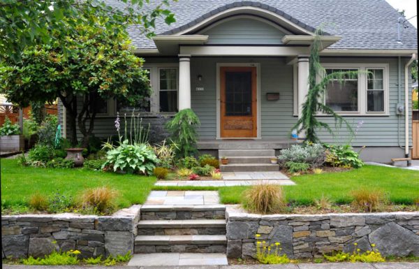 use natural stones for the front yard retaining wall to create a charming craftsman home