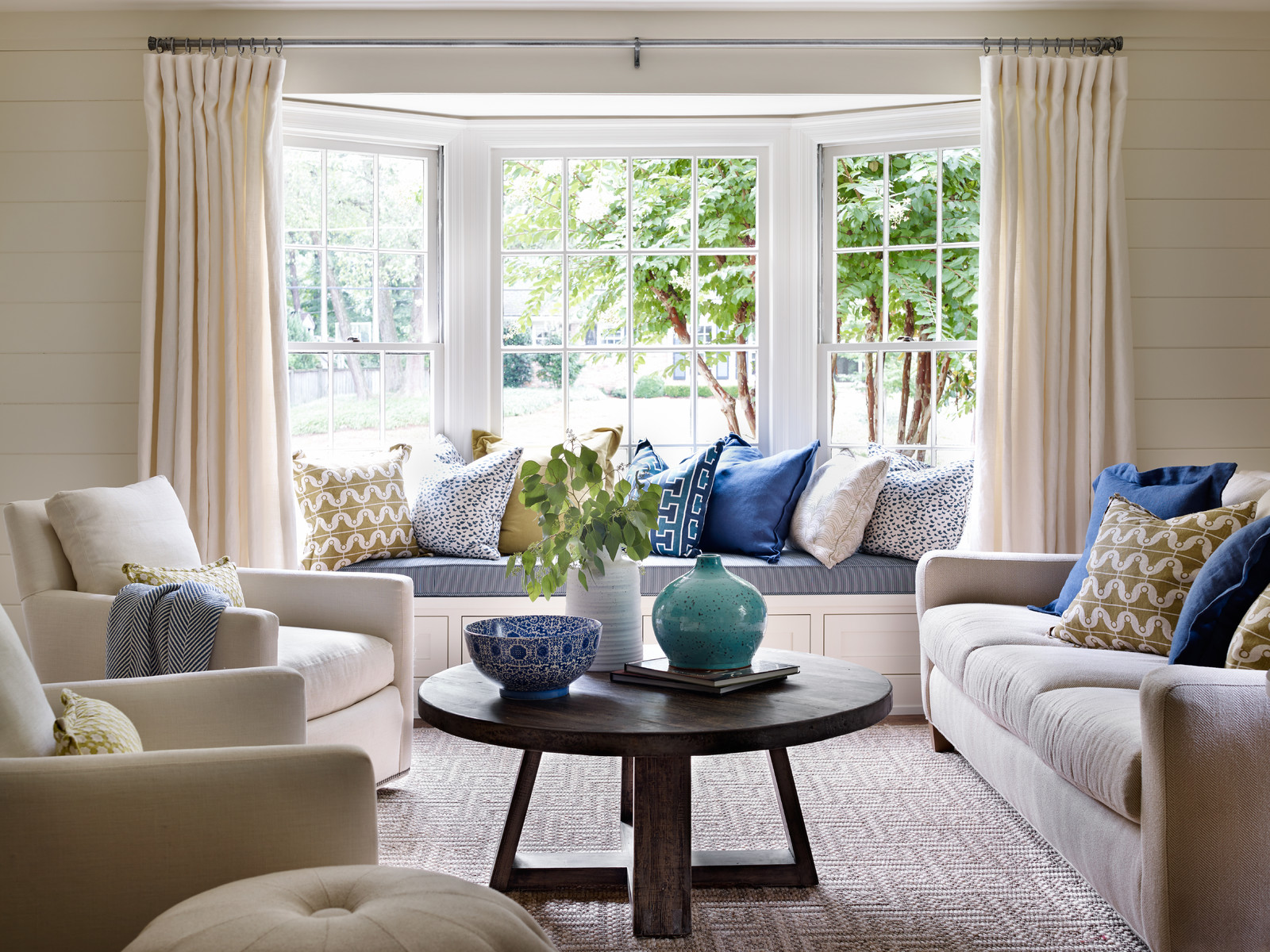 13+ Interesting Living Room with Bay Window Designs to Make the Most of  Your Outdoor Views – KellyHogan