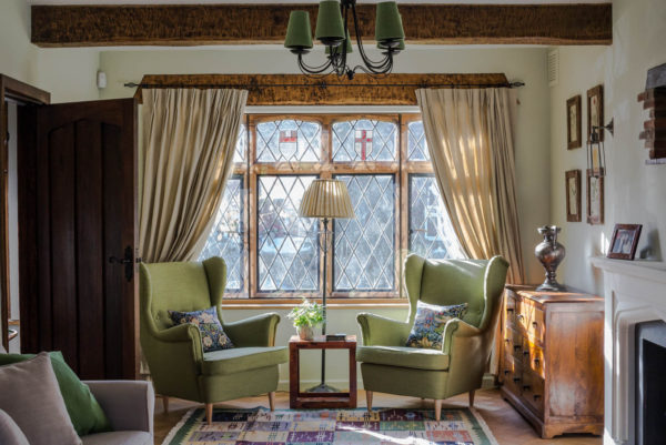try a tudor style house interior for this sitting nook inspired by tuscan designs