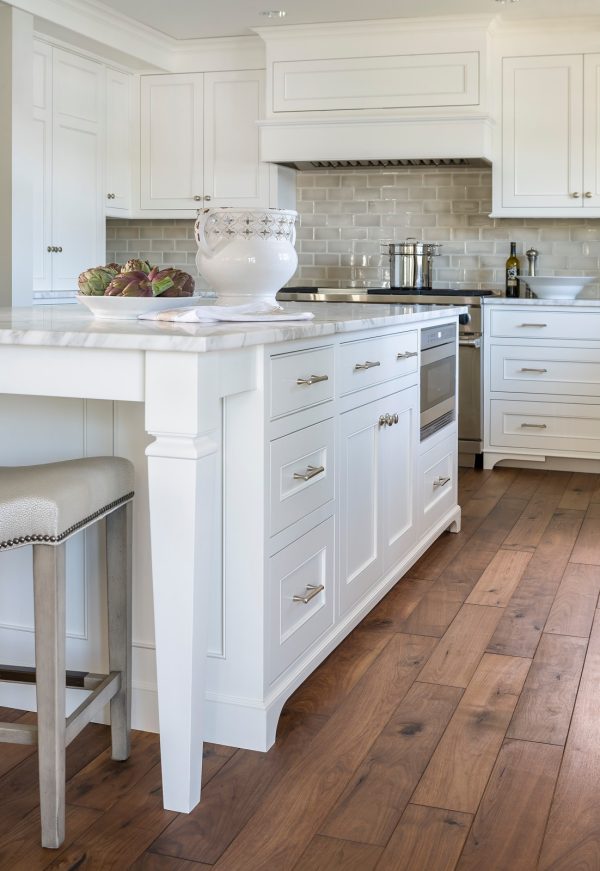 benjamin moore simply white cabinets with white calcutta marble countertops look chic against wood floors and grey backsplash