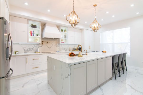 This Glamorous White Tile Kitchen Floor Pairs Antique Pendant Lights With Marbled Surfaces 600x397 