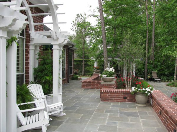 try the idea to mix house brick retaining wall and bluestone cap for a gorgeous contrast