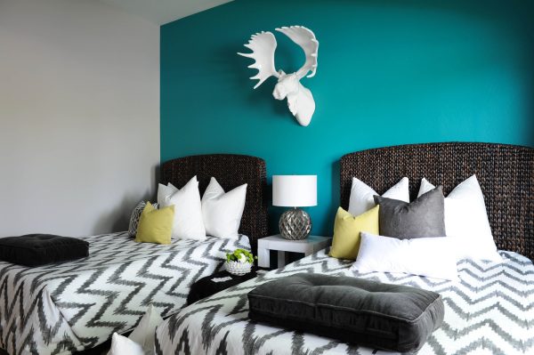 benjamin moore’s aruba blue is the perfect teal accent wall in this small but cozy guest bedroom
