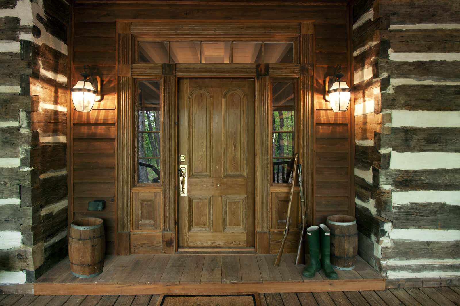 Входим в стари 1 ый дом. Деревянная дверь. Дверь в деревенском доме. Дверь входная деревянная. Двери в деревянном доме.
