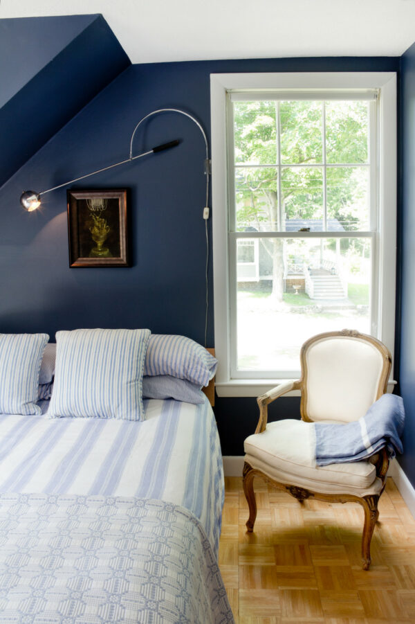 this coastal royal blue bedroom features benjamin moore’s hale navy and super white for a crisp and beautiful accent